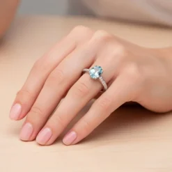 Anillo de oro blanco con diamantes 0,17 quilates y topacio azul