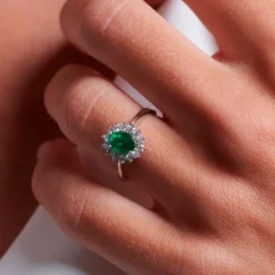 Anillo de oro blanco con diamantes 0.21 quilates y esmeralda 0.48 quilates