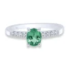 Anillo de oro blanco, diamantes 0.05 quilates y esmeralda central 0.47 quilates