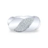 Anillo de oro blanco y diamantes talla brillante 0.69 quilates
