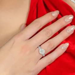 Anillo de oro blanco y diamantes talla brillante 0.96 quilates