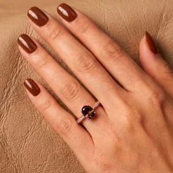 Anillo de oro rosa con diamantes 0.17 quilates y topacio marrón