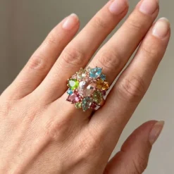 Anillo de oro rosa con piedras de colores