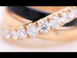 Anillo de oro rosa, diamantes blancos 1.01 quilates y Ónix 3.50 quilates