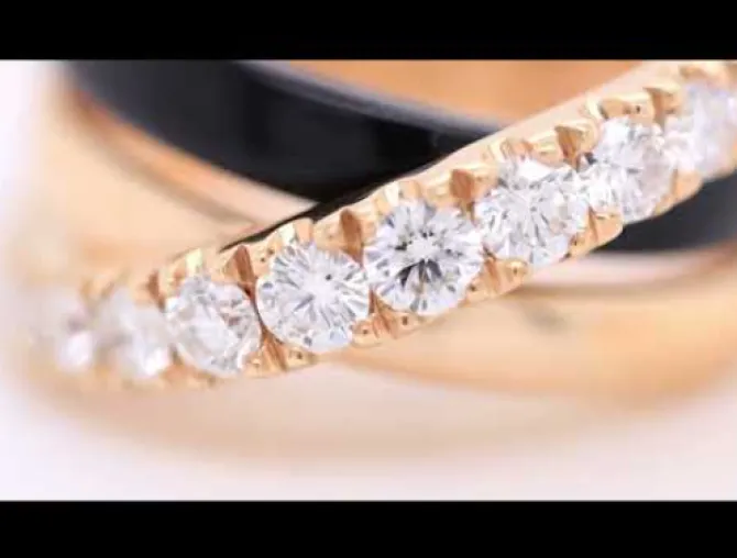 Anillo de oro rosa, diamantes blancos 1.01 quilates y Ónix 3.50 quilates