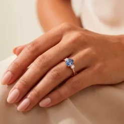 Anillo de oro rosa, diamantes 0.13 ct y zafiro 0.58 ct