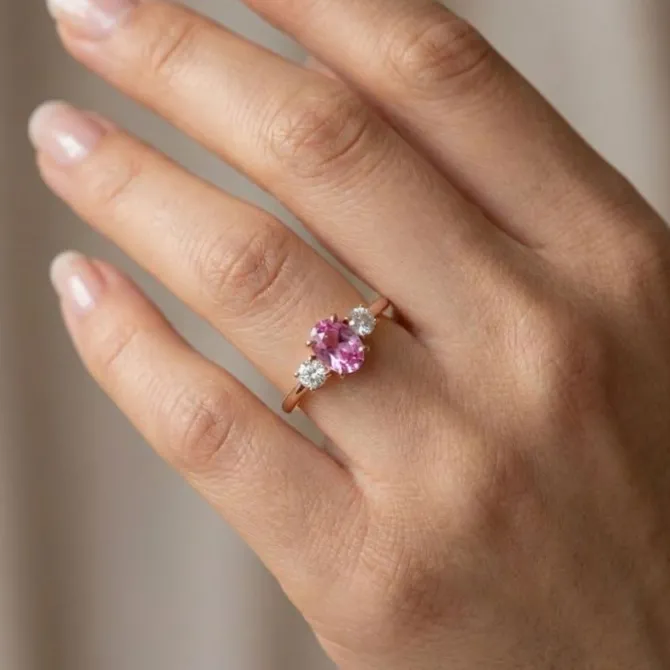Anillo de oro rosa, diamantes 0.13 ct y zafiro rosa 0.58 ct