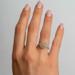 Anillo oro blanco con diamantes 1.02 quilates y diamante fancy central 1.23 quilates