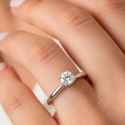Anillo solitario de oro blanco con diamante 0.27 quilates