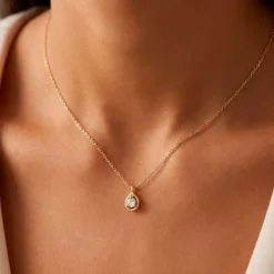 Colgante de oro amarillo con diamante 0,07 quilates