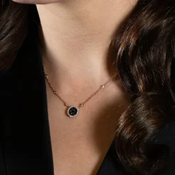 Colgante de oro rosa con diamantes blancos y diamantes negros 1.09 quilates