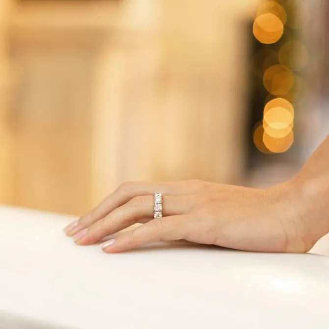 Media alianza de oro blanco con diamantes 1.40 quilates