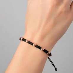 Pulsera de oro rosa y macramé negro