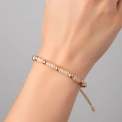 Pulsera de oro rosa y macramé beige