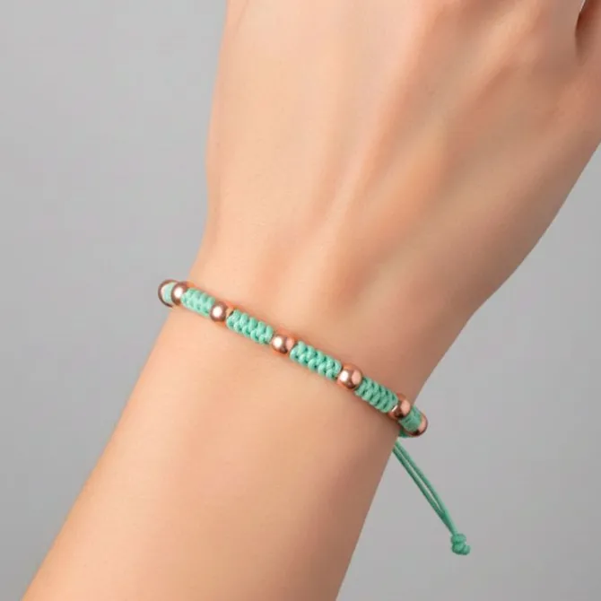 Pulsera de oro rosa y macramé verde menta