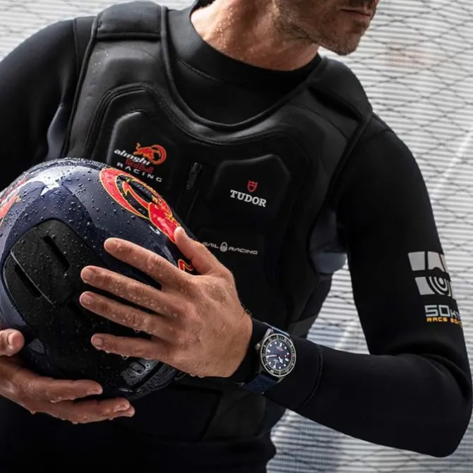 TUDOR Pelagos FXD “Alinghi Red Bull Racing” 42 mm Carbono